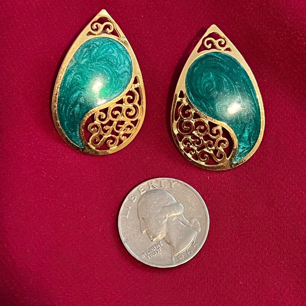 Elegant Gold and Green Teardrop Earrings